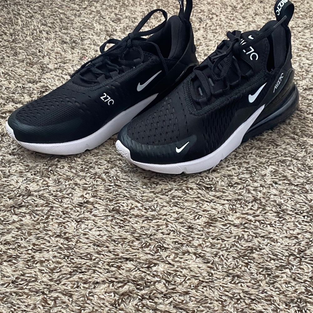 Nike Air Max 270 Black and White women’s Sneakers. Never usted